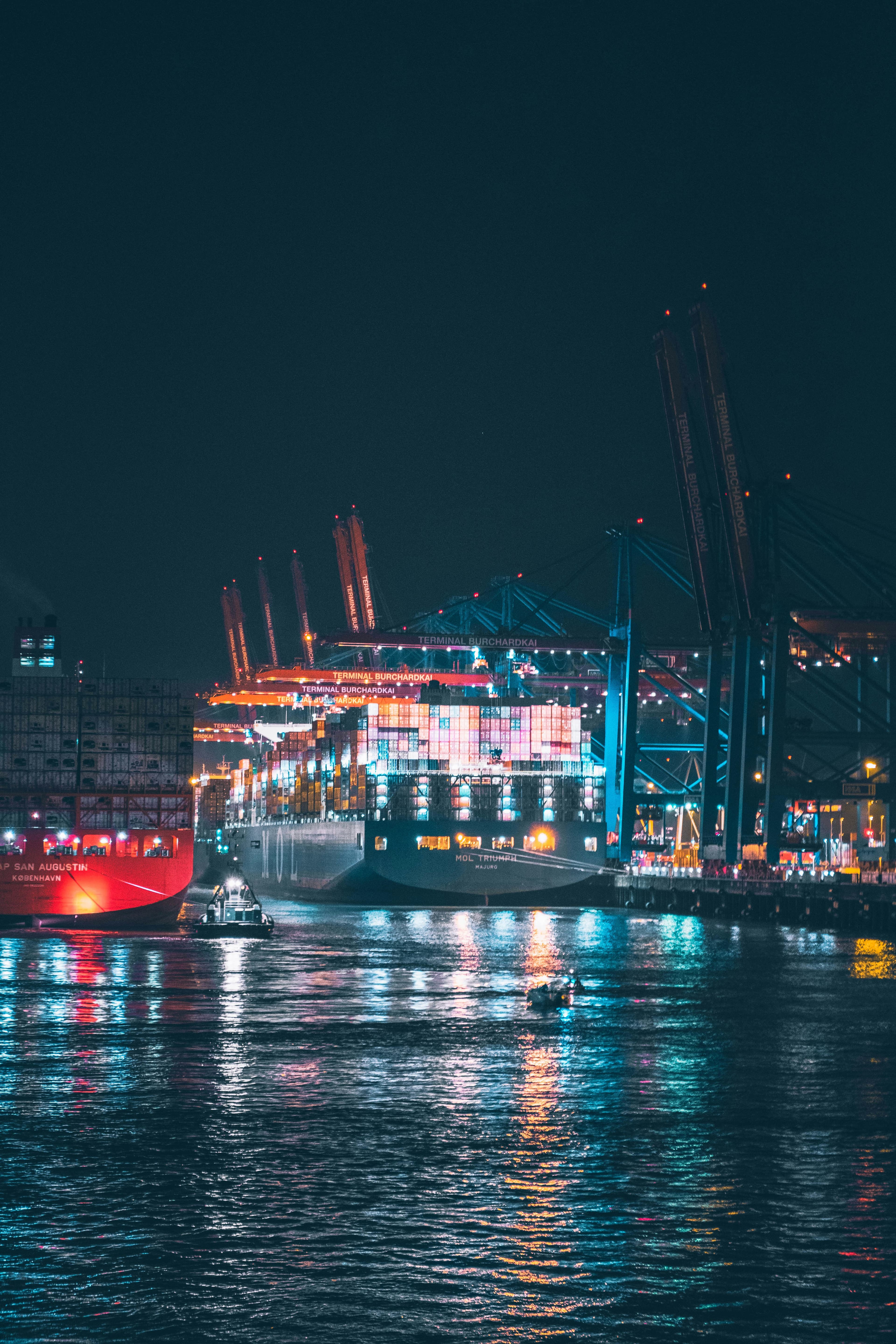 Containerhafen bei Nacht