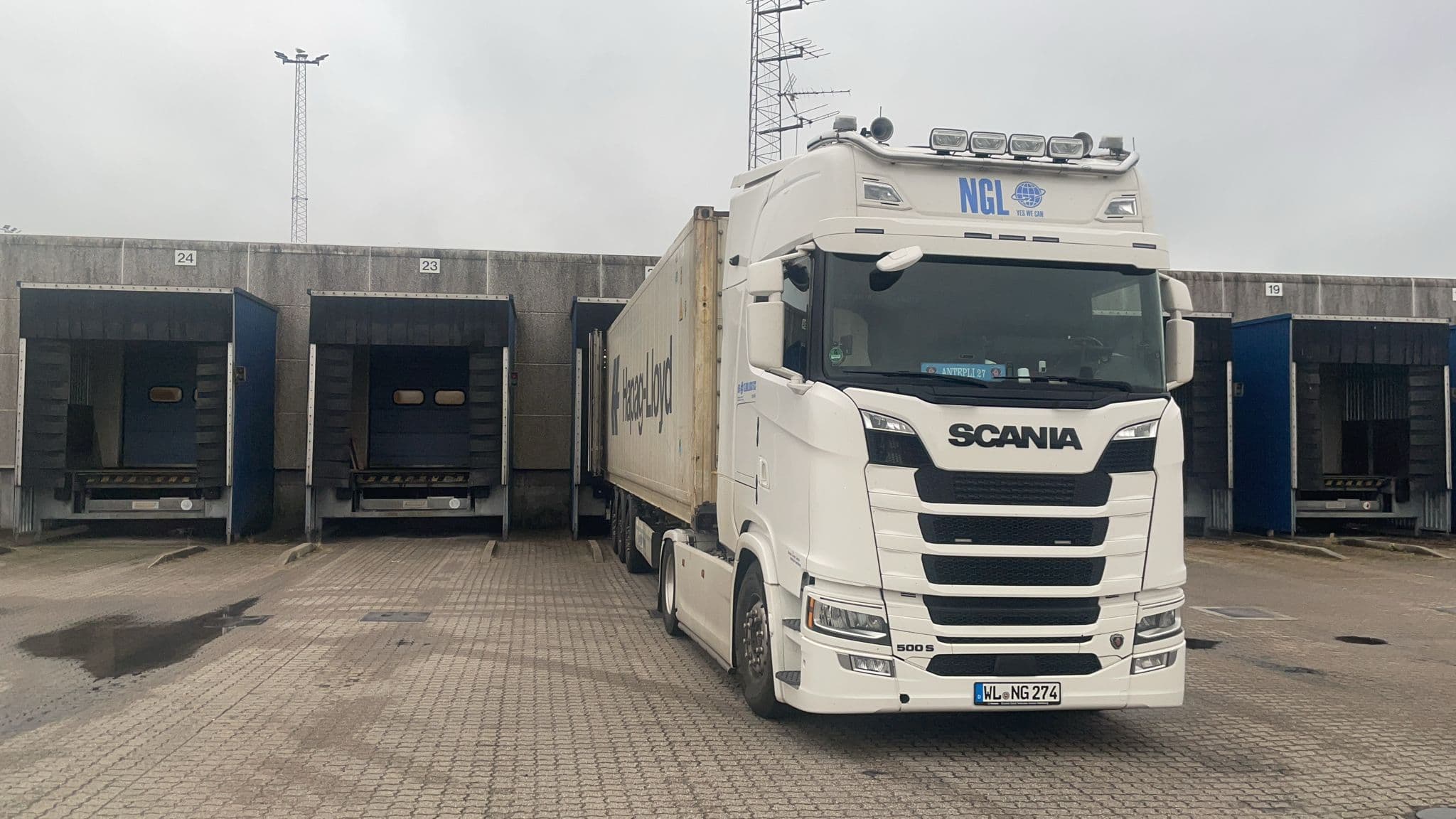 LKW mit Container am Terminal